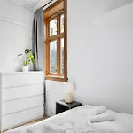 The Red House - Affordable Living In Center *
