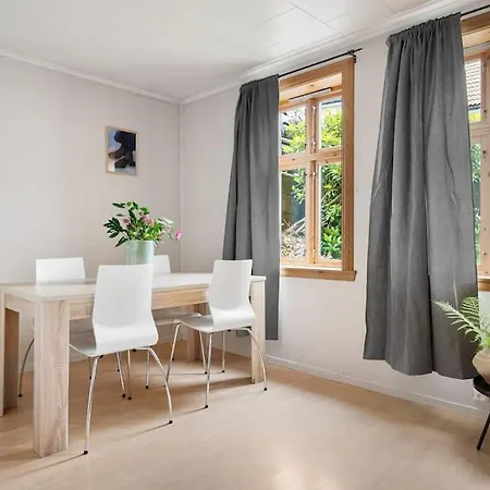 The Red House - Affordable Living In Center Lejlighed