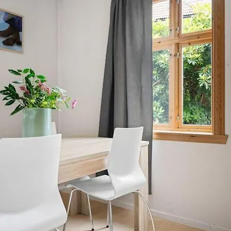 The Red House - Affordable Living In Center Bergen