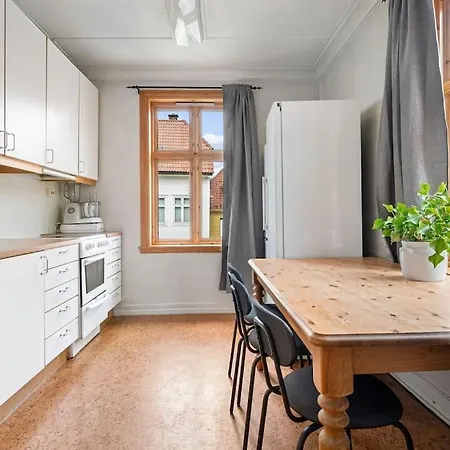 The Red House - Affordable Living In Center Lejlighed