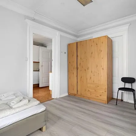 The Red House - Affordable Living In Center *