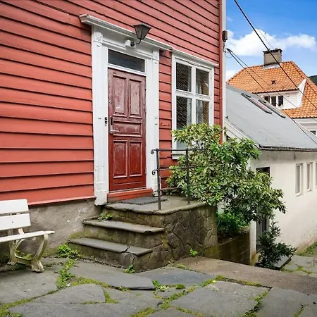 The Red House - Affordable Living In Center Lejlighed