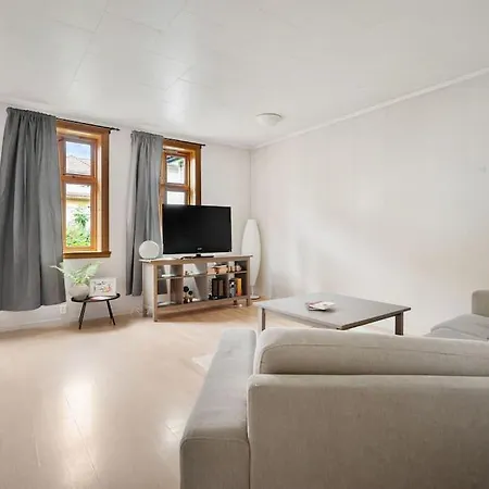 The Red House - Affordable Living In Center *