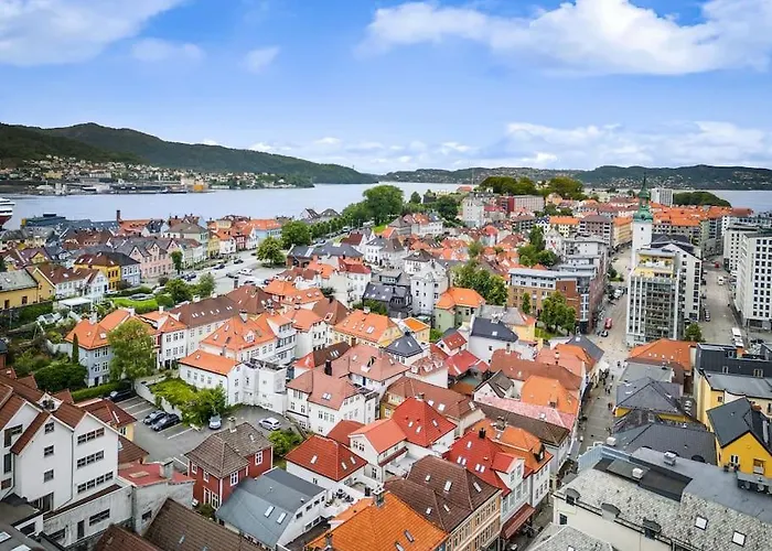 The Red House - Affordable Living In Center Bergen