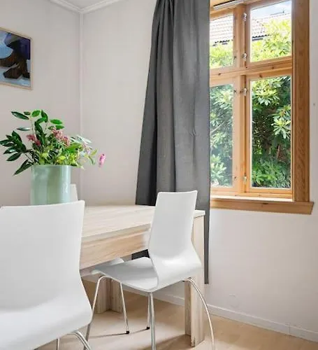 The Red House - Affordable Living In Center Bergen
