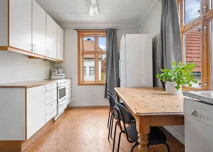 The Red House - Affordable Living In Center Apartment