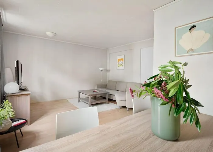 The Red House - Affordable Living In Center Apartment *