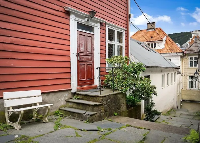 The Red House - Affordable Living In Center Apartment